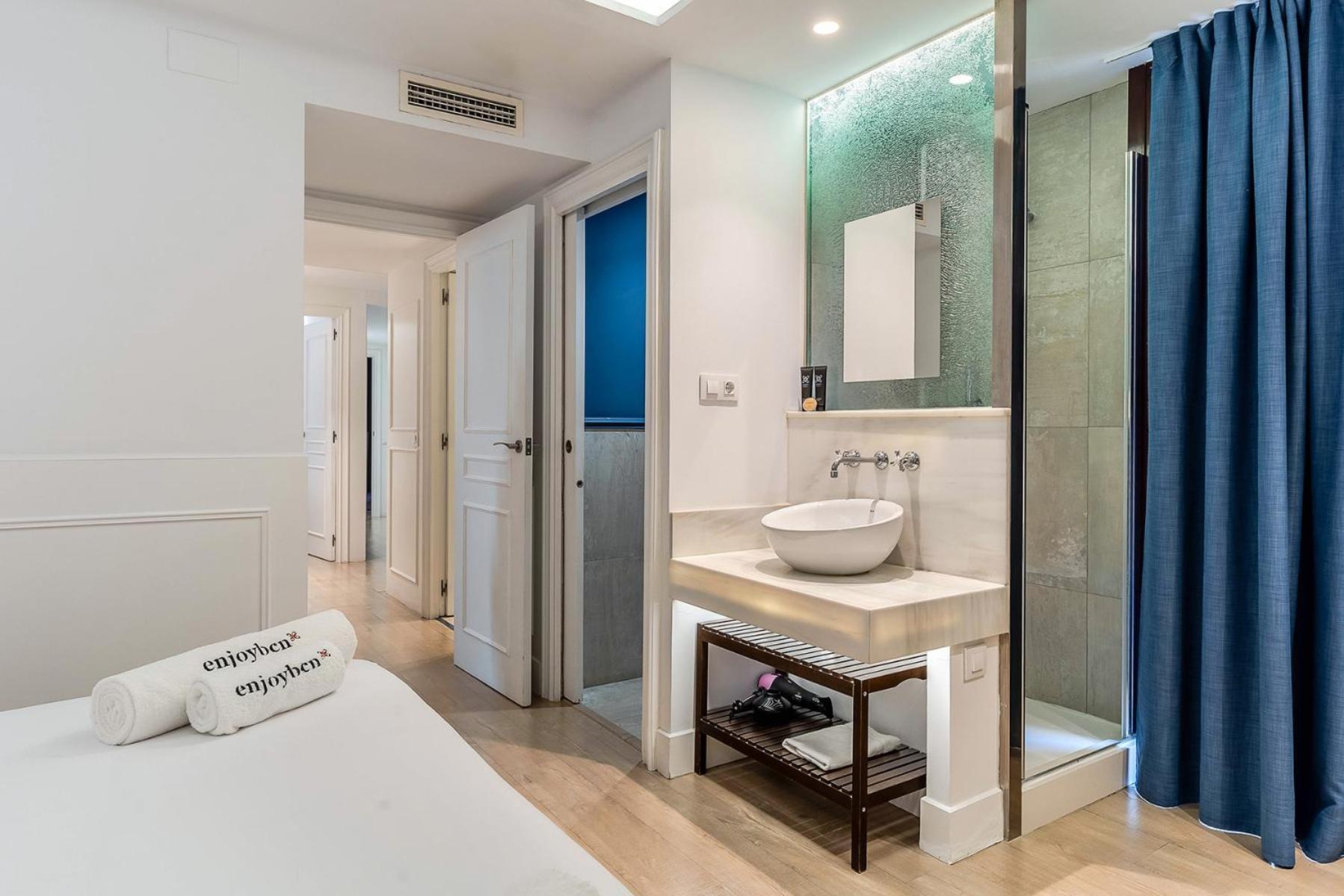 Enjoybcn Colon Apartments Barcelona Bagian luar foto