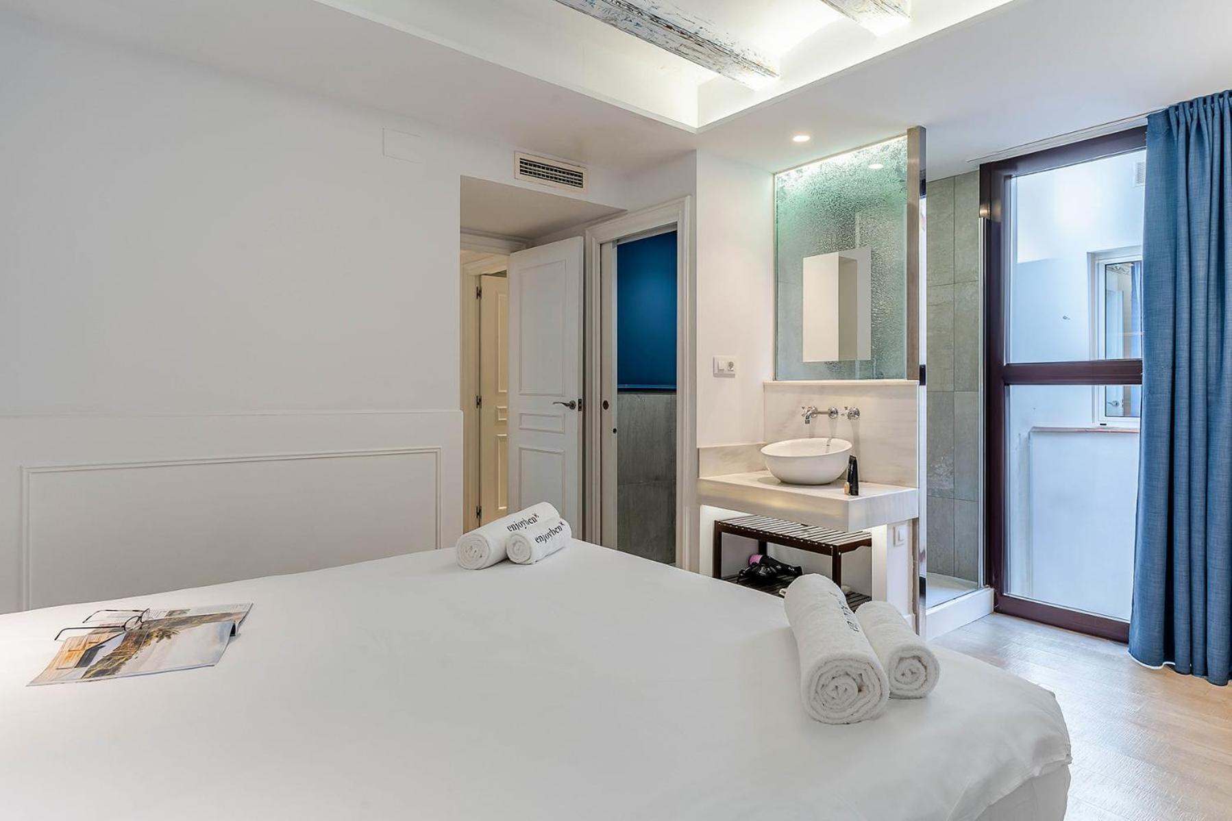 Enjoybcn Colon Apartments Barcelona Bagian luar foto